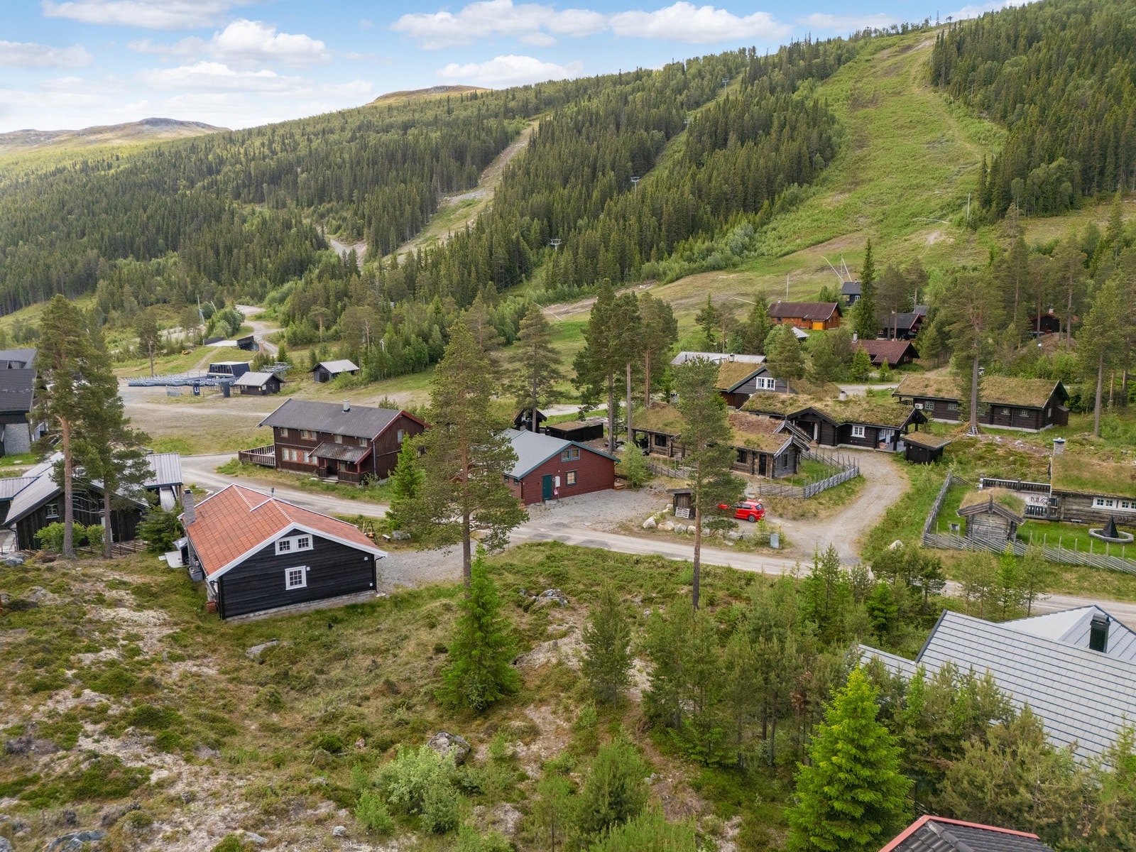 Området har fin utsikt og ligger i direkte nærhet til utallige turmuligheter - både til fots og på ski Galleribilde