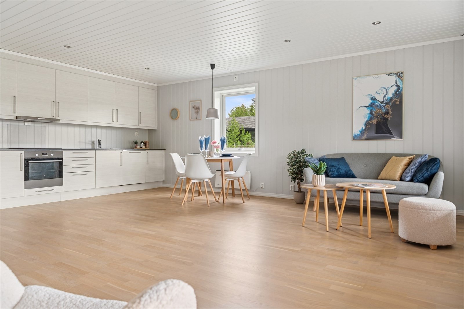 Ligger i åpen løsning til kjøkken/spisestue. Galleribilde