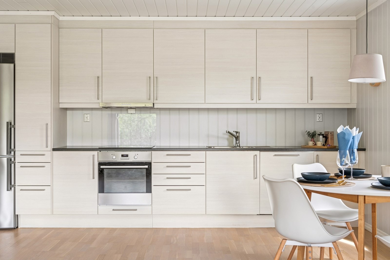 Kjøkkenet har glatte fronter i et moderne fargevalg. Galleribilde