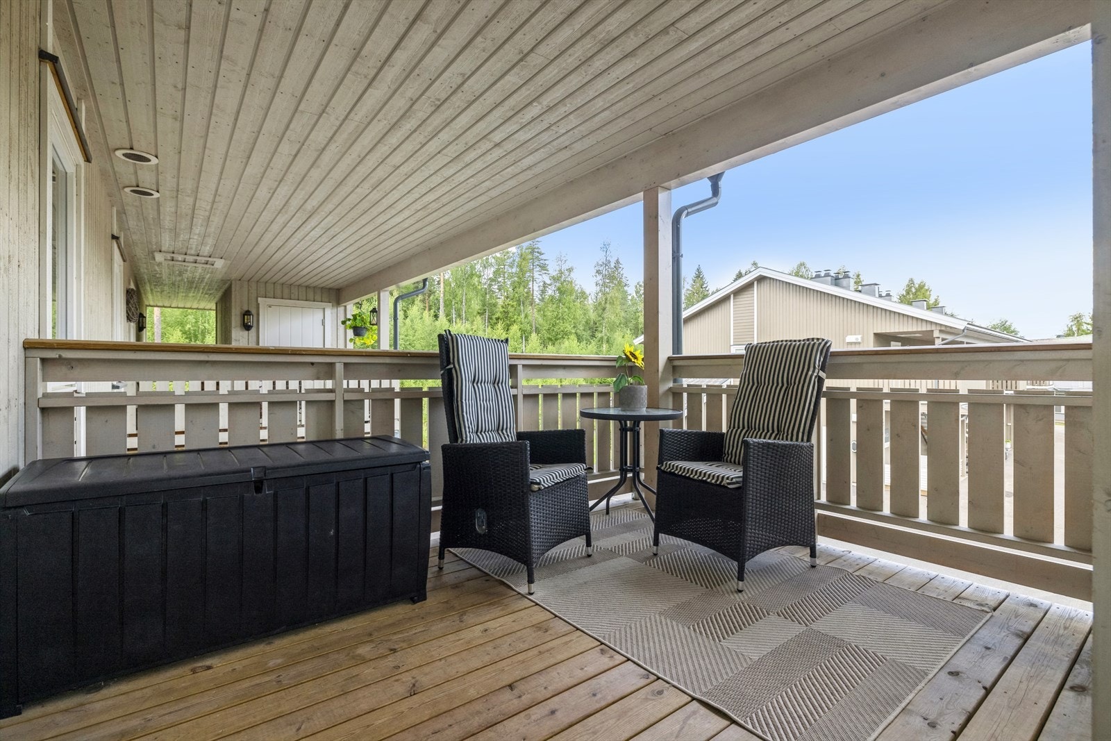 Overbygget inngangsparti har også plass til sittegruppe. Galleribilde