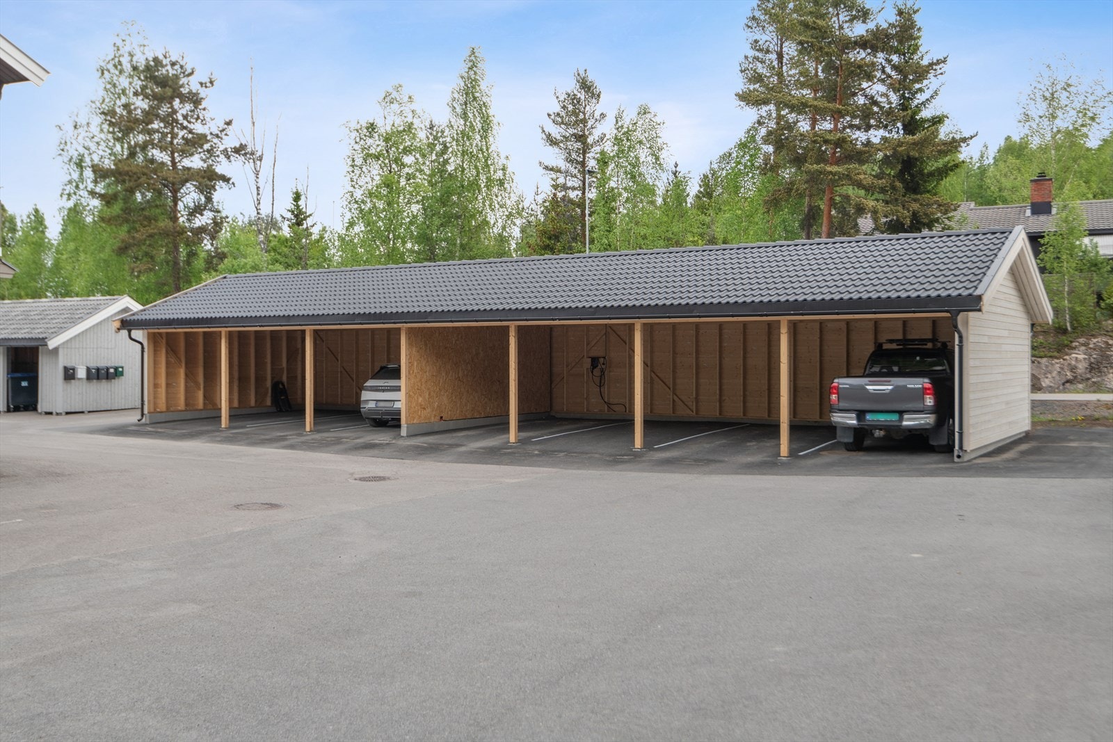 Leiligheten disponerer en parkeringsplass i felles carport. Galleribilde