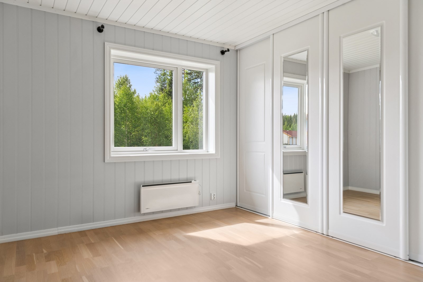 Hovedsoverom har plass til seng og er innredet med skyvedørsgarderober. Galleribilde