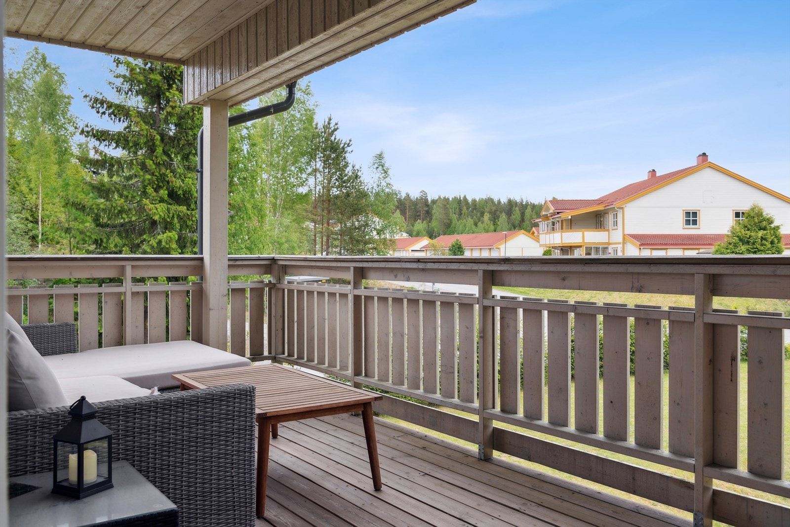 Overbygd terrasse med plass til sittegruppe/utemøbler. Galleribilde