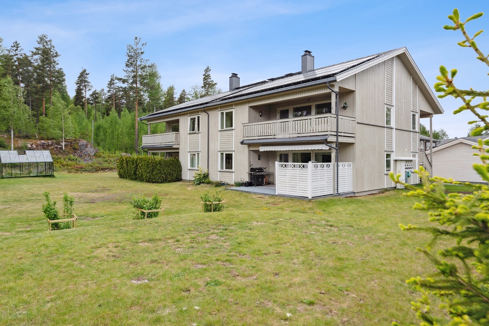 Leiligheten har utsyn til felles grønt areal, hvor det er satt opp drivhus til felles bruk. Galleribilde