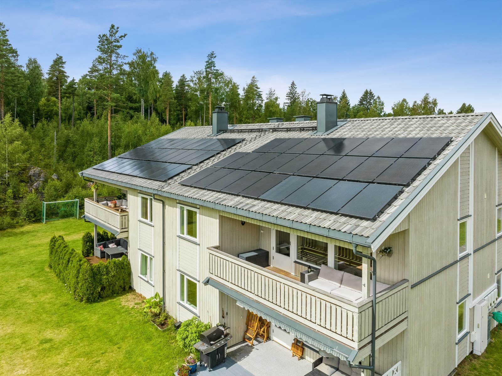 14 solcellepanel på taket er tilkoblet direkte inn på leilighetens strømforbruk. Medfølger leiligheten separat fra sameiet. Galleribilde