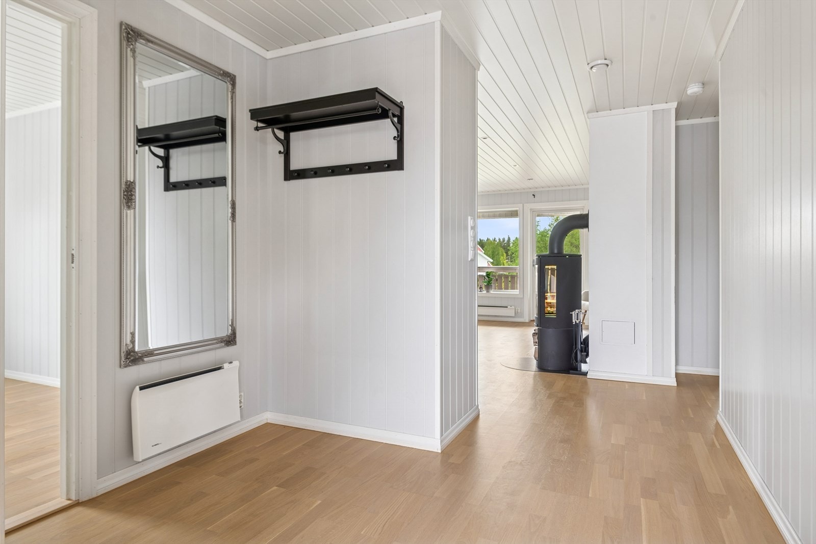 Velkommen inn. Gang med oppheng til yttertøy. Galleribilde