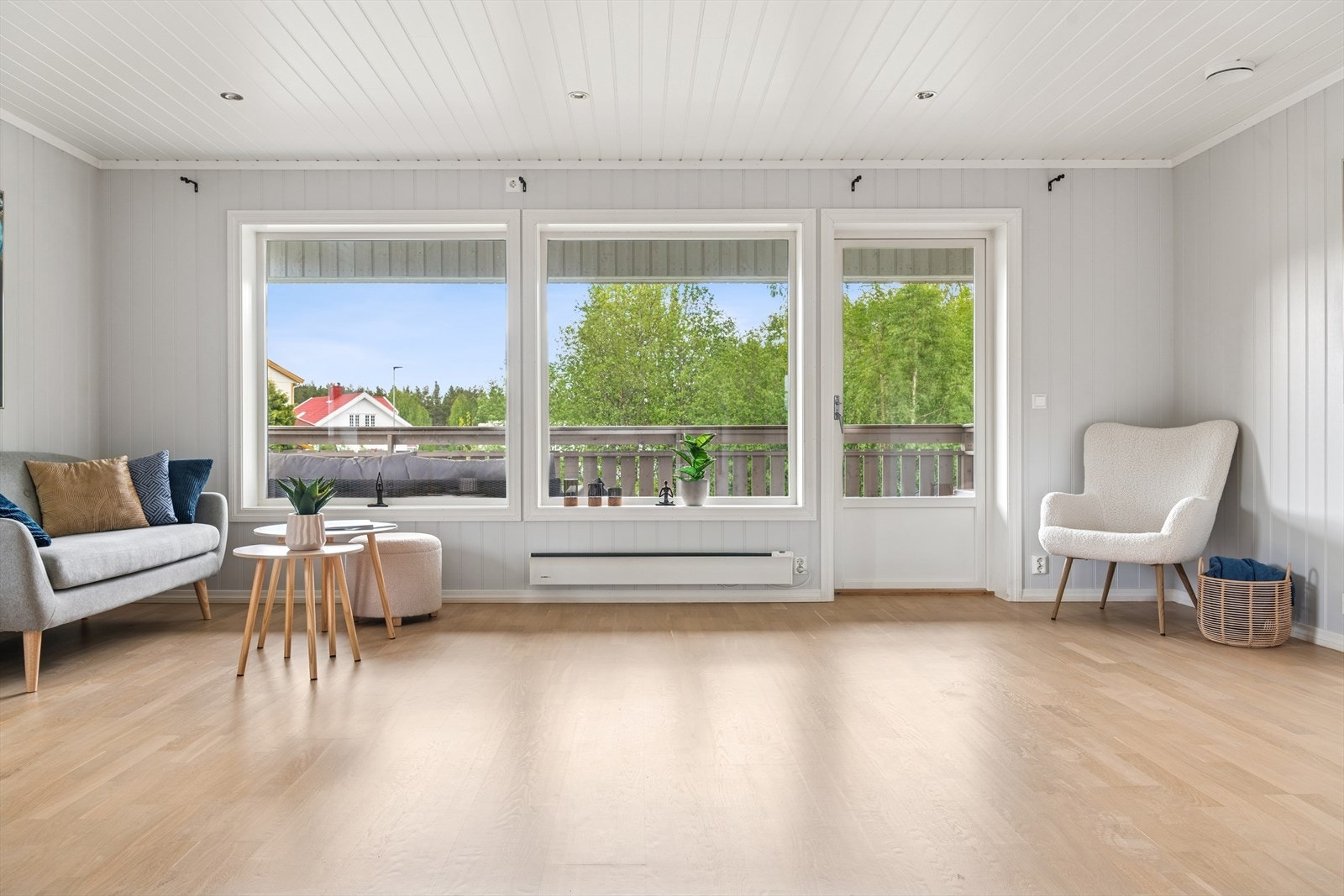 Romslig stue med rikelig plass til sofagruppe. Galleribilde