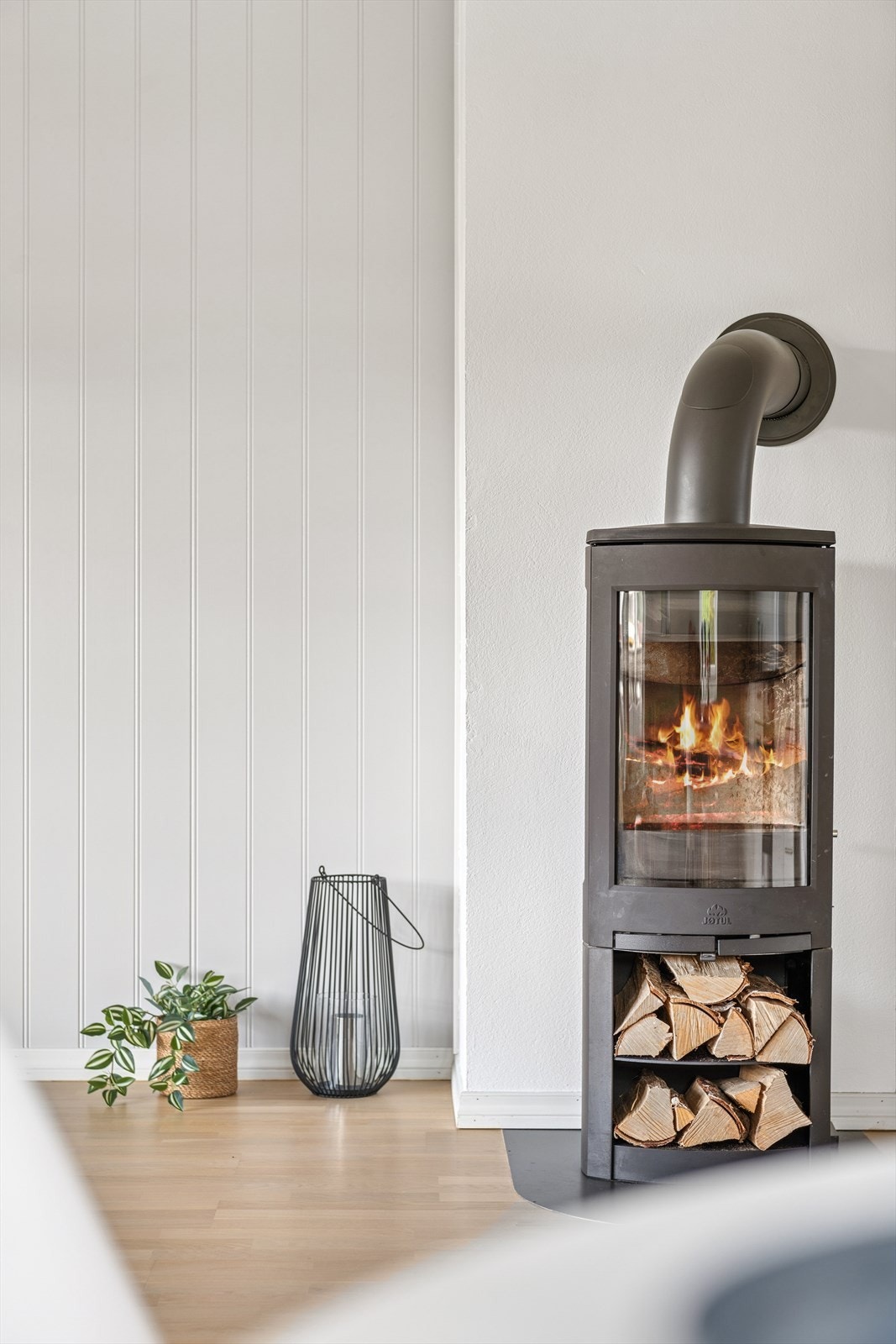 Peis i leiligheten til oppvarming eller dersom man ønsker fyre til kosens skyld. Galleribilde