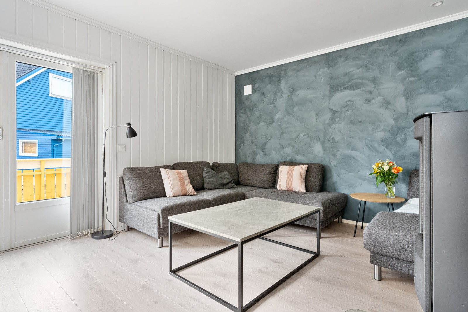 Stuen har flere innredningsmuligheter og god plass til sofa med tilhørende møblement.