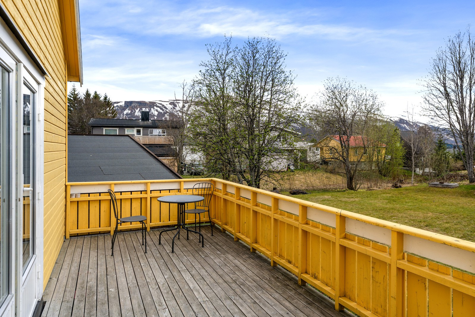 Boligens første terrasse er av god størrelse med plass for utemøbler, grill og beplantning.