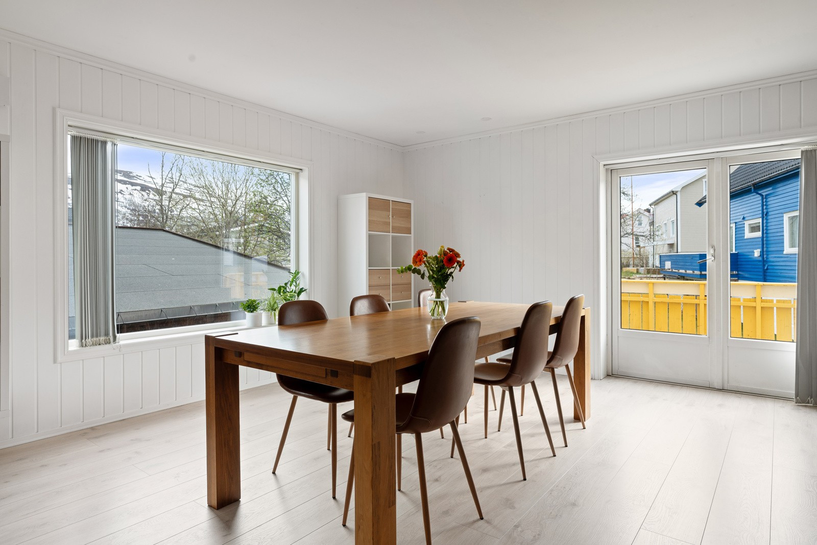 God plass til stort spisebord med plass for hele familien.