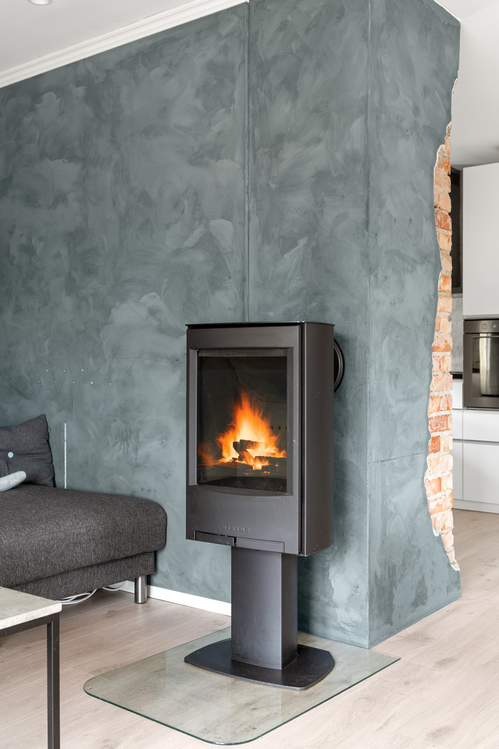 Vedfyringen sikrer en behagelig innetemperatur samt reduserte energikostnader.