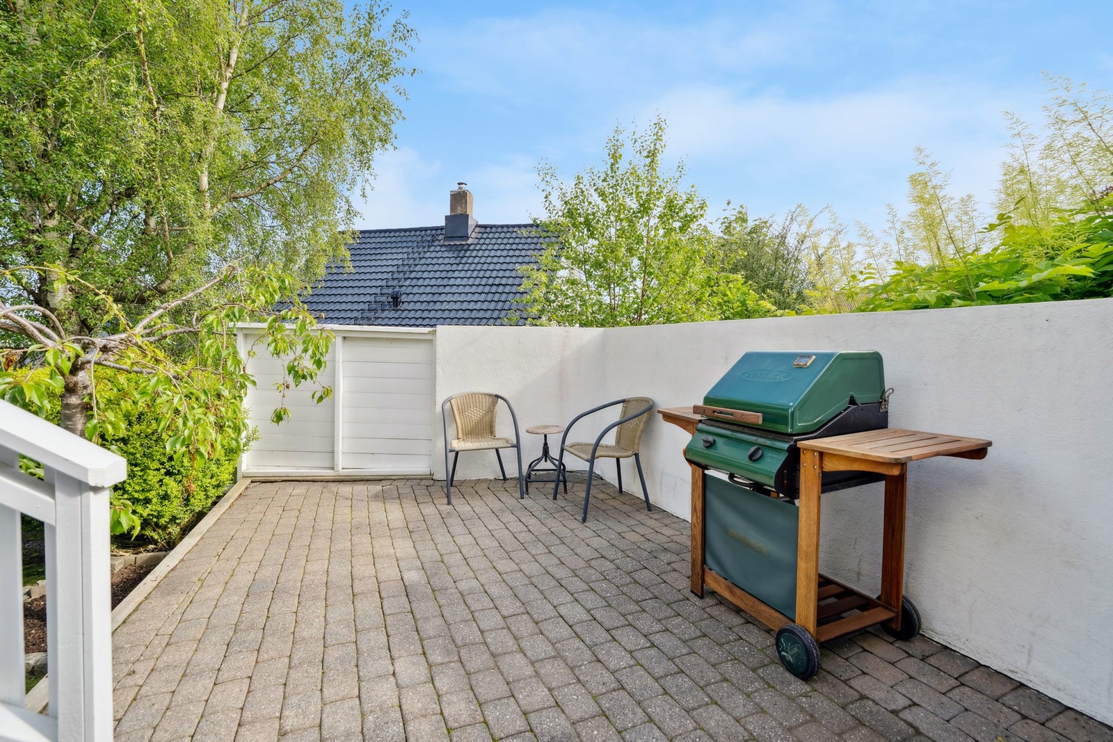 Fra terrassen er det adkomst ned til grillplass og eiendommens grøntområde. Galleribilde