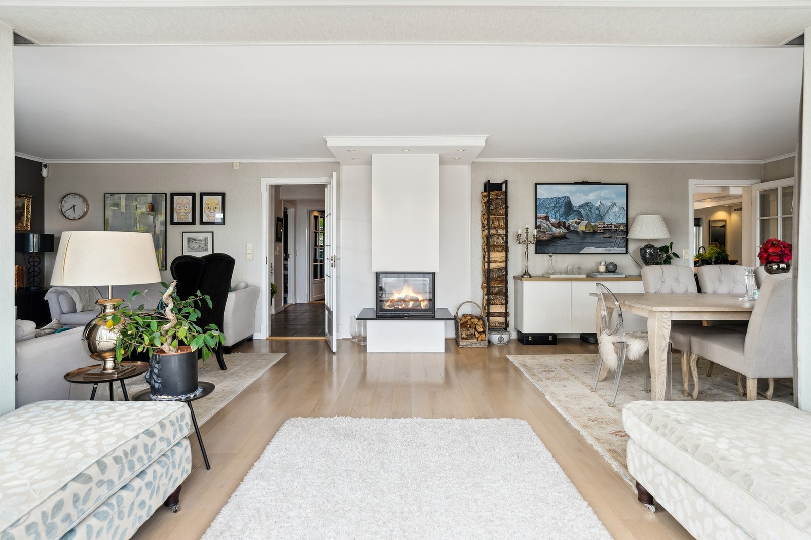 Stuen har både vedfyring og varmepumpe som varmekilder, samt downlights montert over ildstedet og ved utgangen til terrassen. Bildet er tatt før gang ble pusset opp med nytt gulv(se nyere bilder av gang) Galleribilde