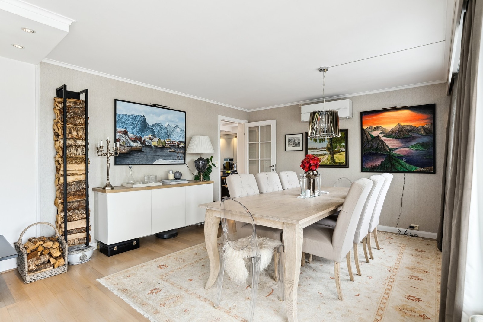 Romslig spisedel med varmepumpe Galleribilde