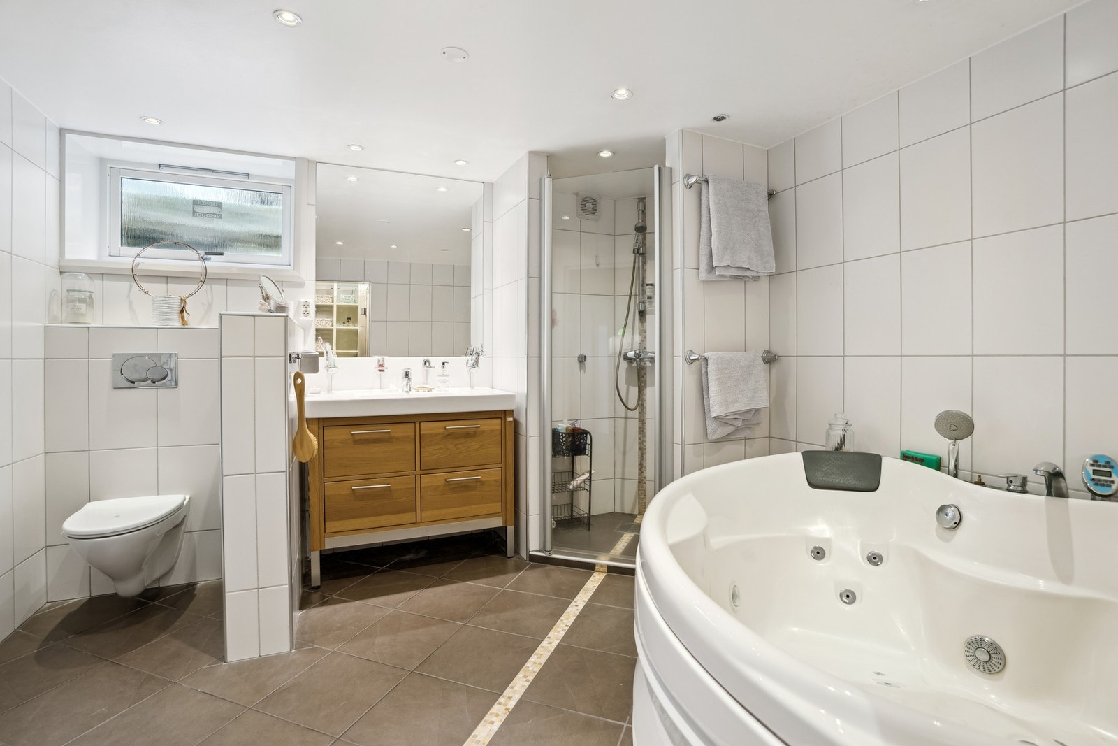 Stort bad i underetasjen med spaboblebad, dusjsone og tilknyttet badstue. Galleribilde