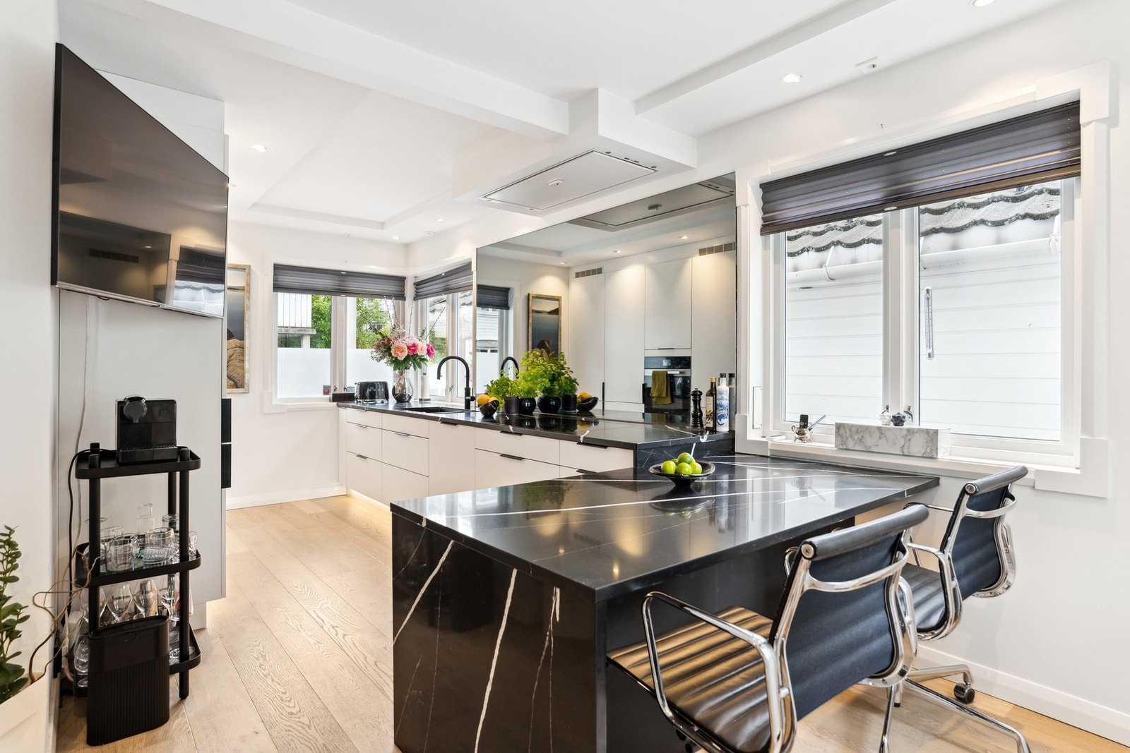 Kjøkkenet ble oppgradert i 2020 med innredning fra HTH, integrerte hvitevarer, steinbenkeplate og Quooker. Galleribilde