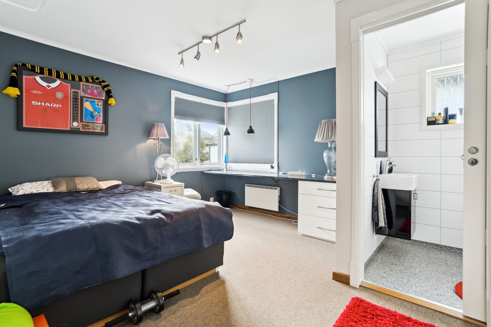 Soverom 3 i andre etasje ligger mot nord og er tilknyttet eget toalettrom Galleribilde