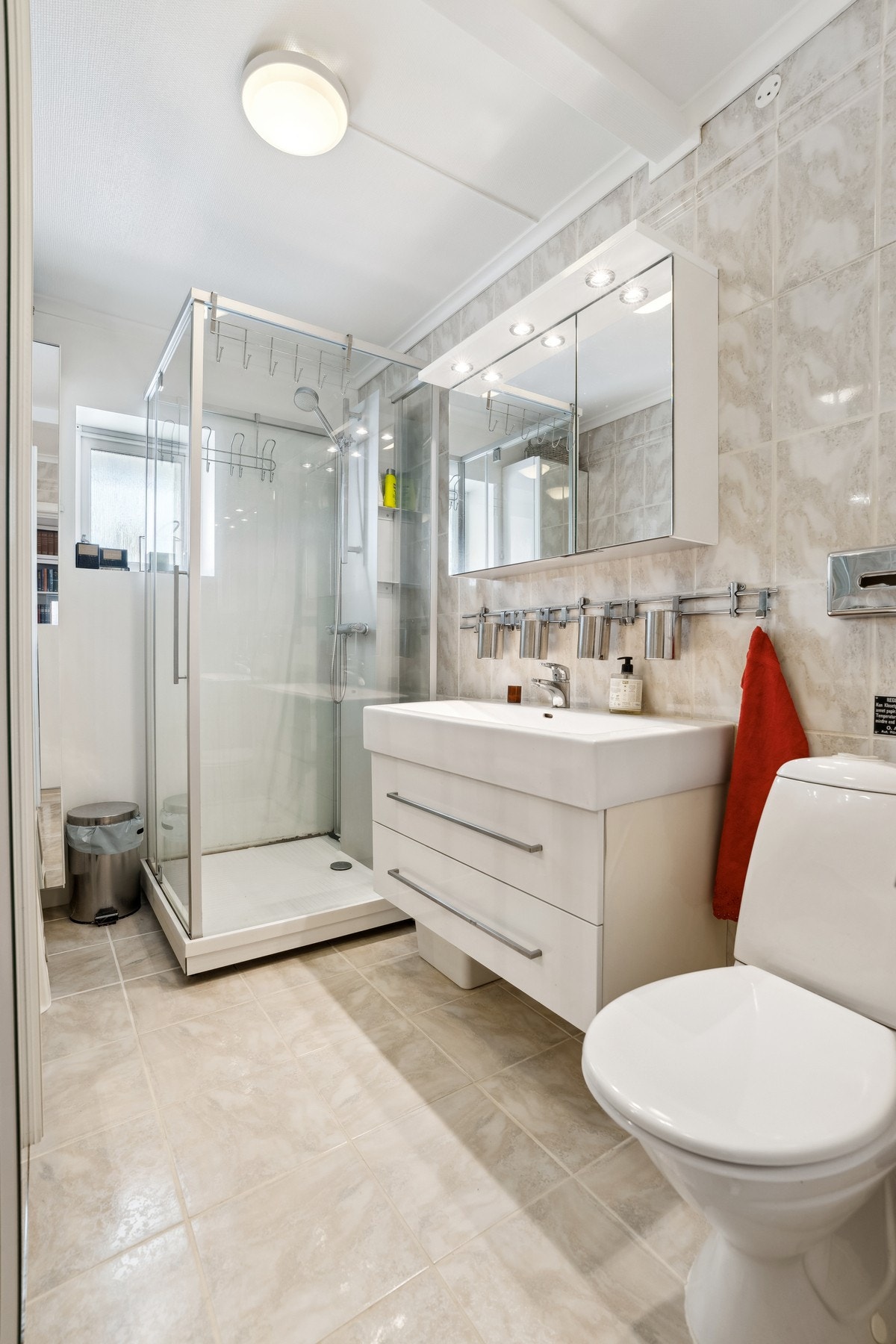 Bad i hovedetasjen med gulvvarme og adkomst fra gangen. Galleribilde