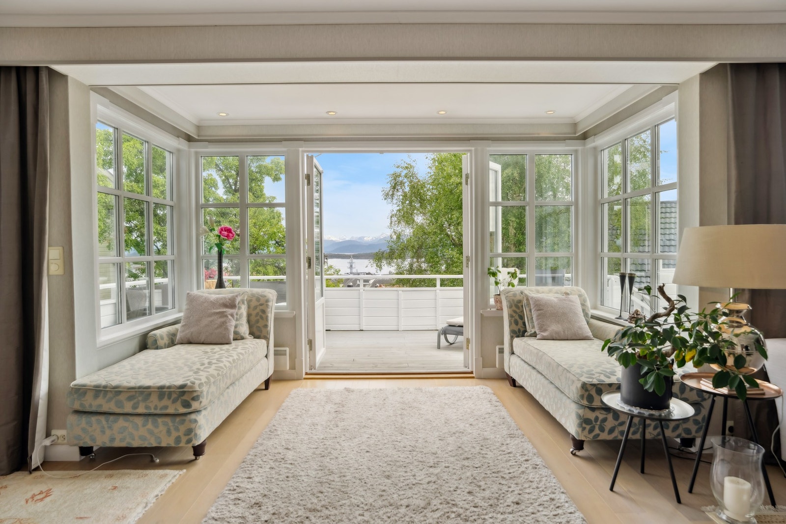 I hovedetasjen ligger en romslig stue med store sørvendte vindusflater, parkett på gulv og dobbel verandadør som leder ut til en terrasse på ca. 51 m². Galleribilde