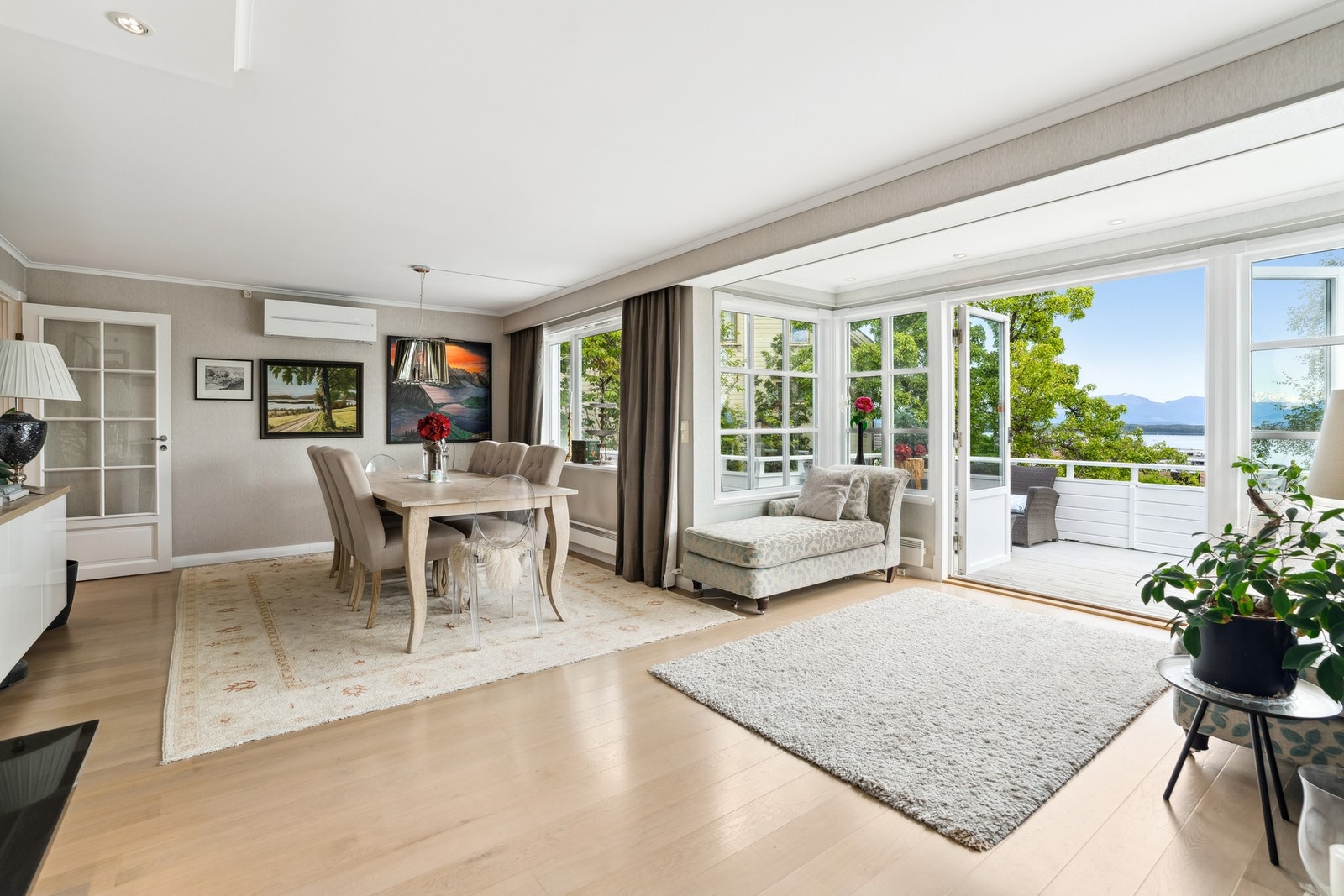 Rommet er romslig og har godt med plass til flere sittegrupper, både til hverdagsbruk og sosiale sammenkomster. Galleribilde