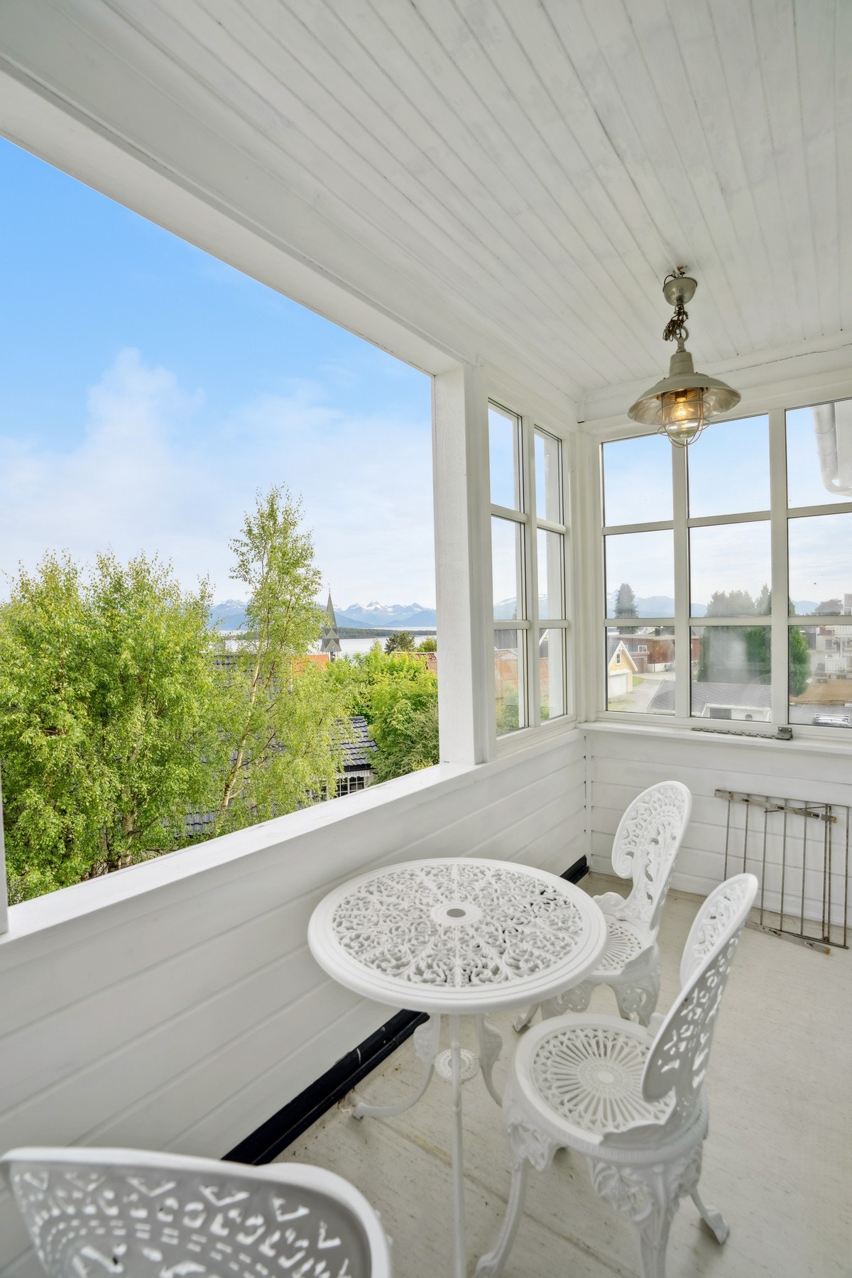 Det er adkomst til egen balkong med gode solforhold og flott utsikt. Galleribilde
