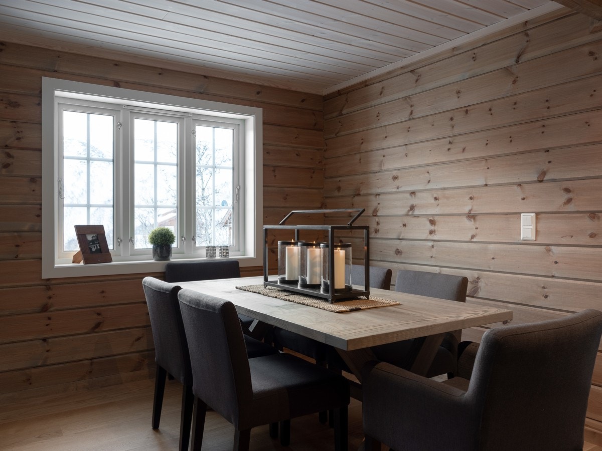 Romslig plass rundt spisebordet. Plass til hele familien. Galleribilde