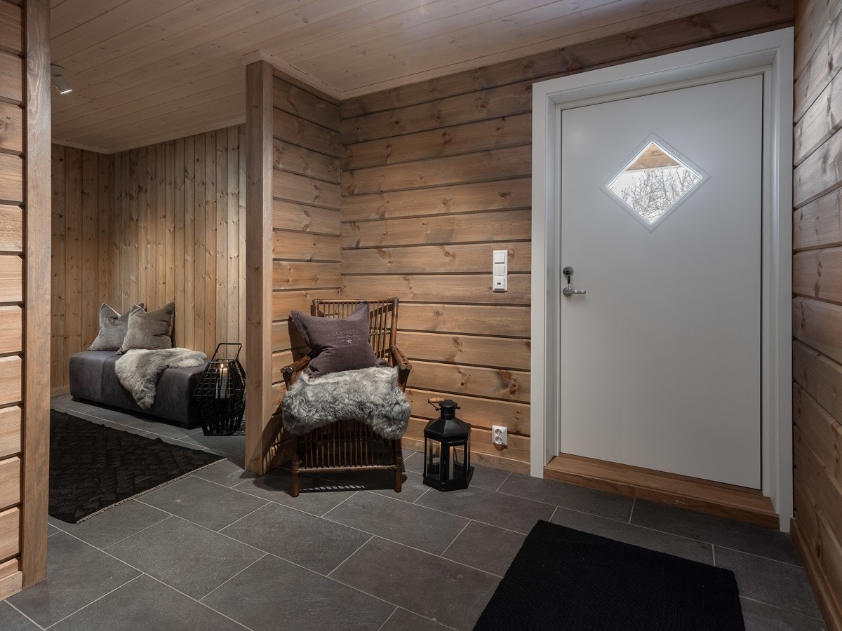 Velkommen inn. En romslig gang med tilhørende "walk in" løsning. Her er det også plassert sluk. Perfekt for avkledning av vått og skittent tøy. Galleribilde