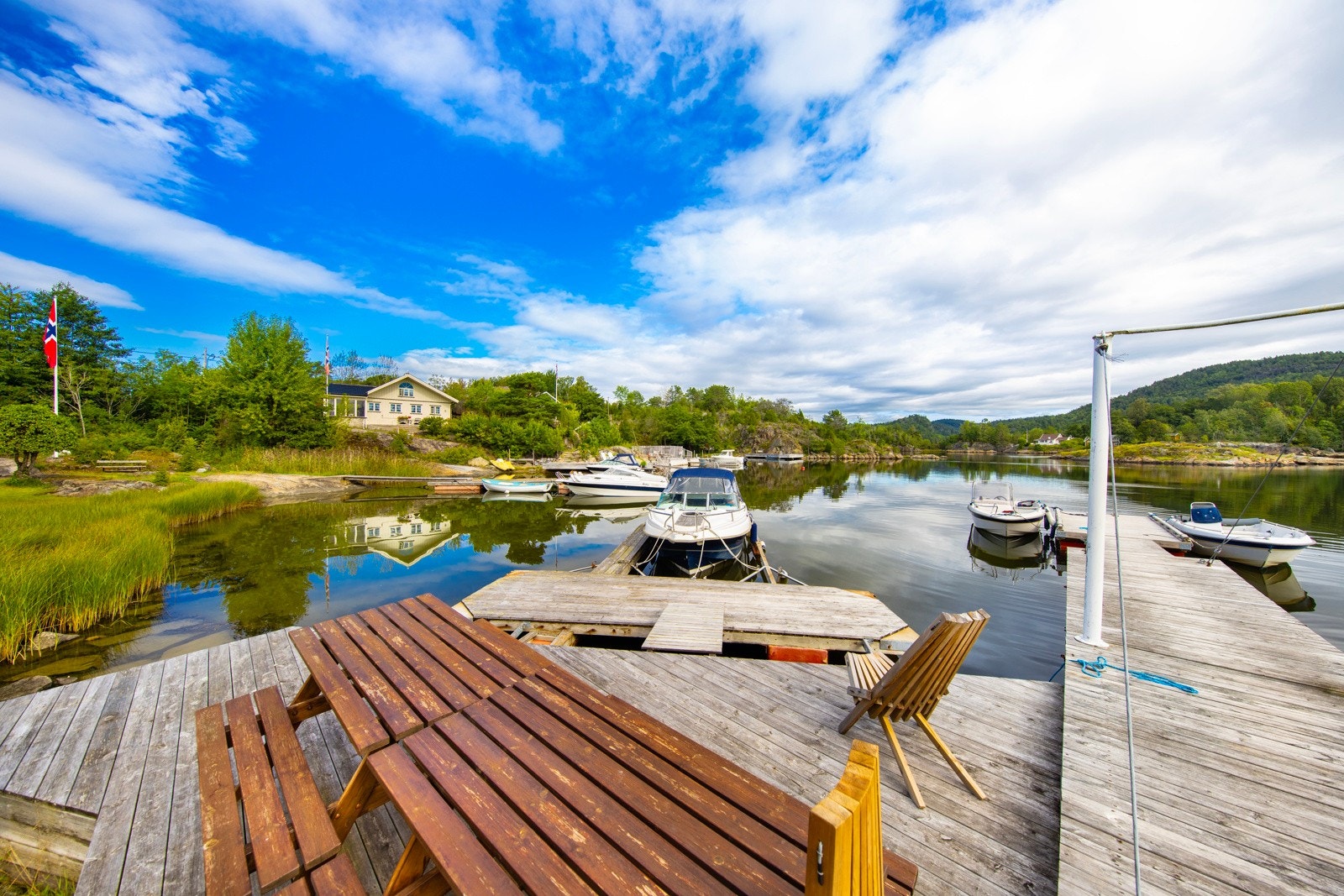 Brygge med sitteplasser Galleribilde