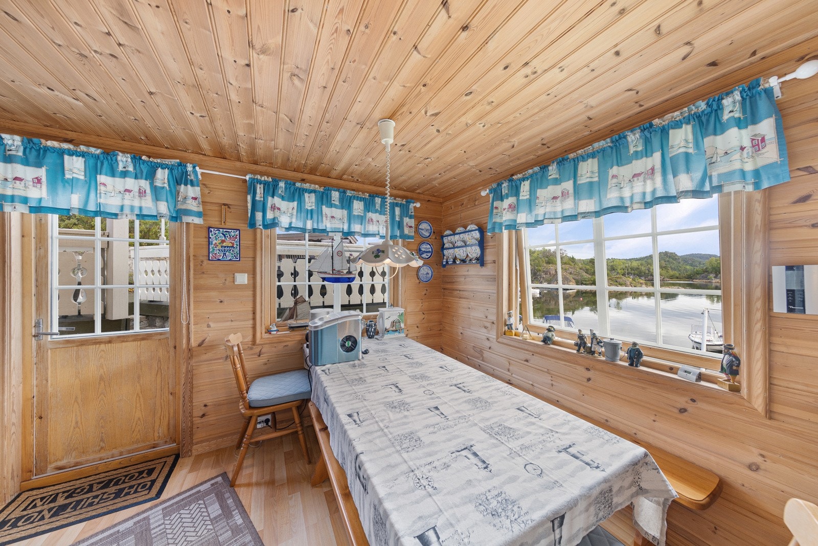 Spiseplass, Løvøya 2 Galleribilde