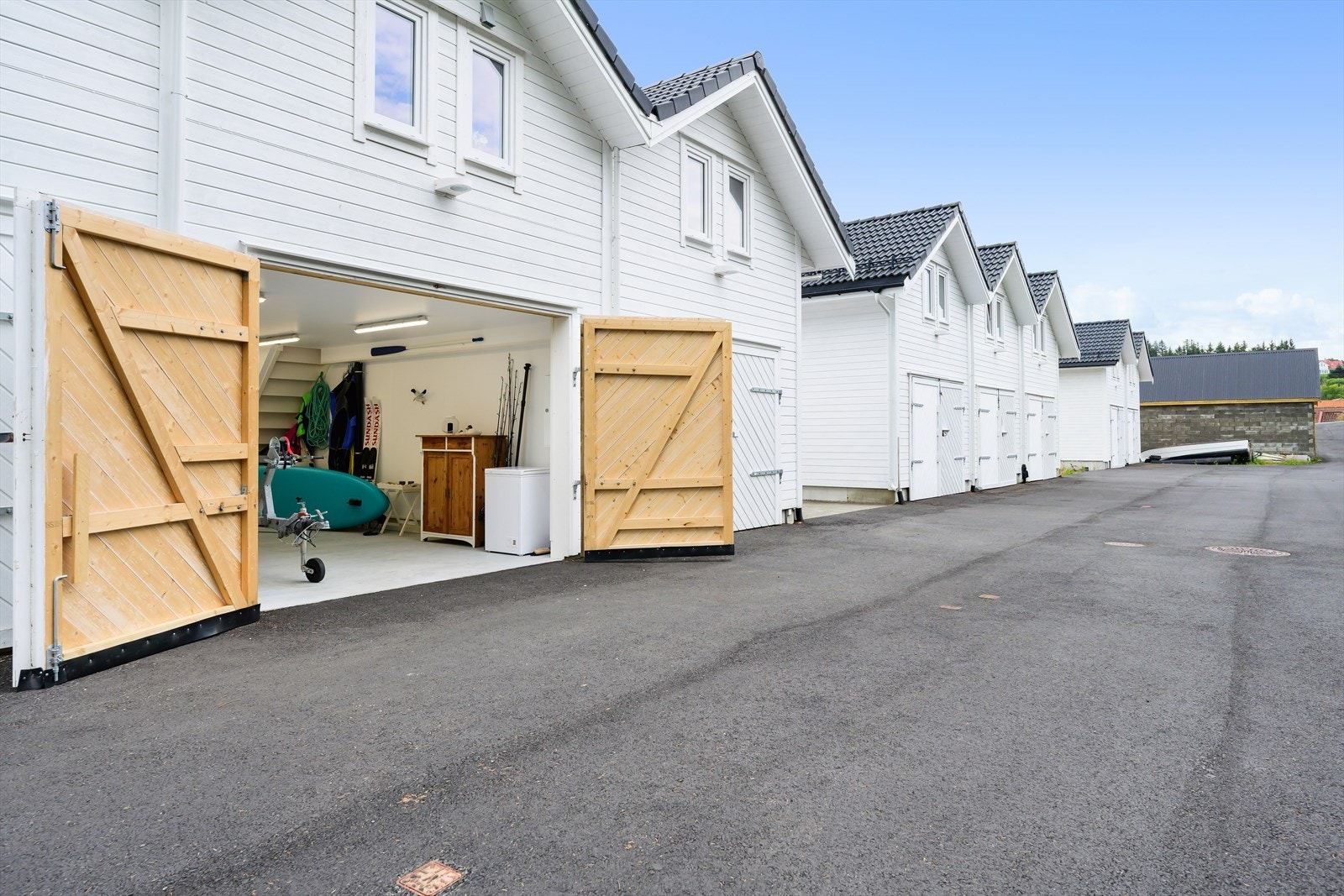 Enkelt å få båt inn og ut, samt bil, motorsykler, utstyr etc etter eget ønske. Båtslipp mellom naustrekkene. Galleribilde
