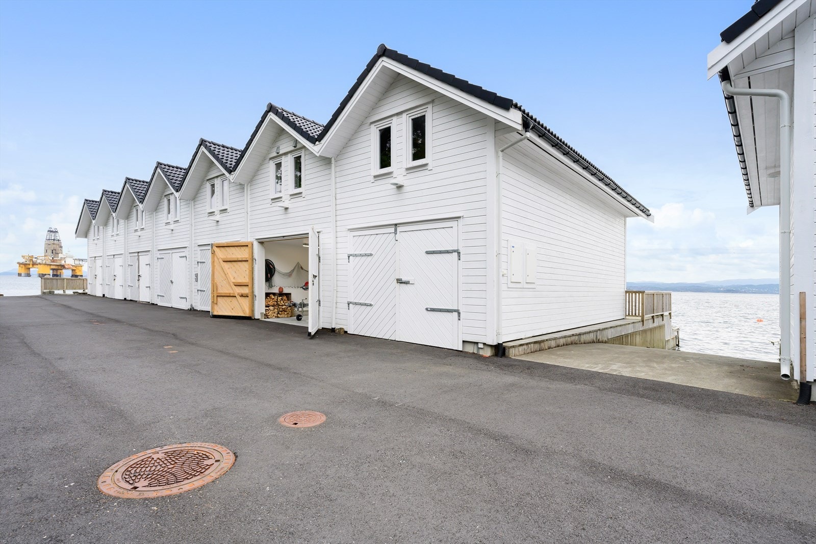 Kjørevei helt frem til naustet, samt enkel tilkomst inn i selve naustet Galleribilde