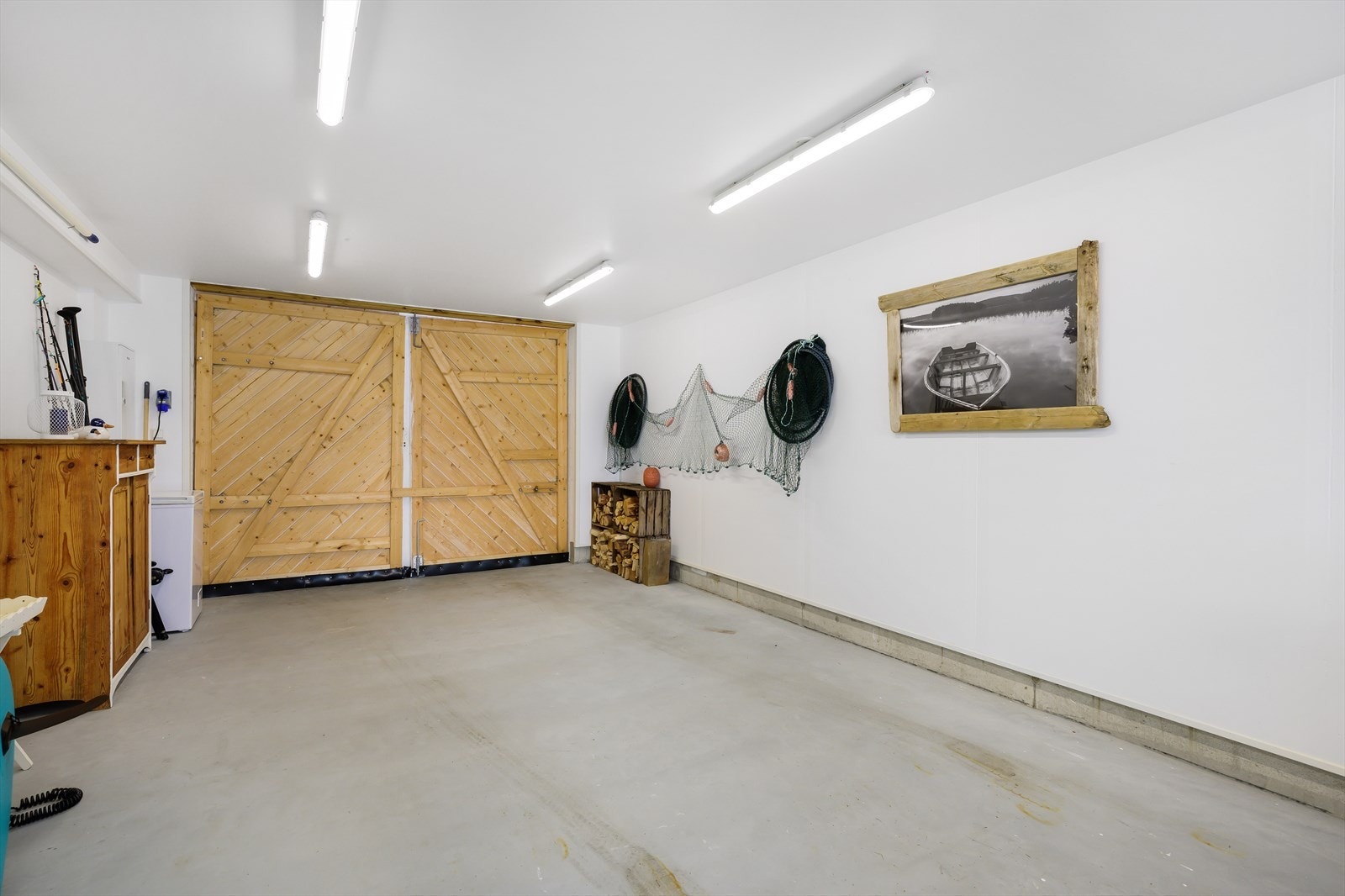 Stort naustrom med god belysning, noe som er praktisk om en skal jobbe på båten, mekke bil eller andre ting. Galleribilde