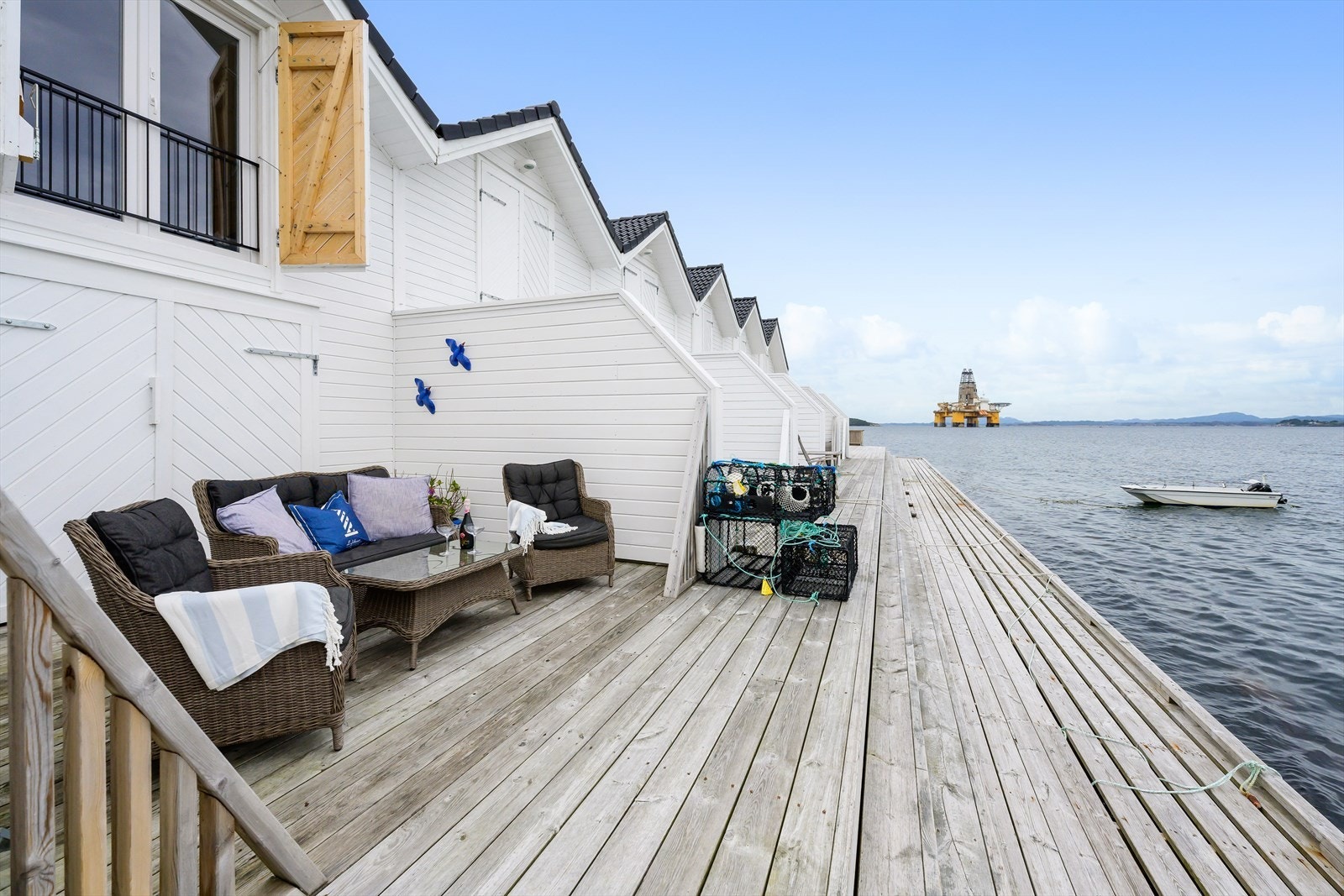 Naustet har enkel tilkomst med bil, slipp like ved, samt pent kaiområde med båtfeste. Galleribilde