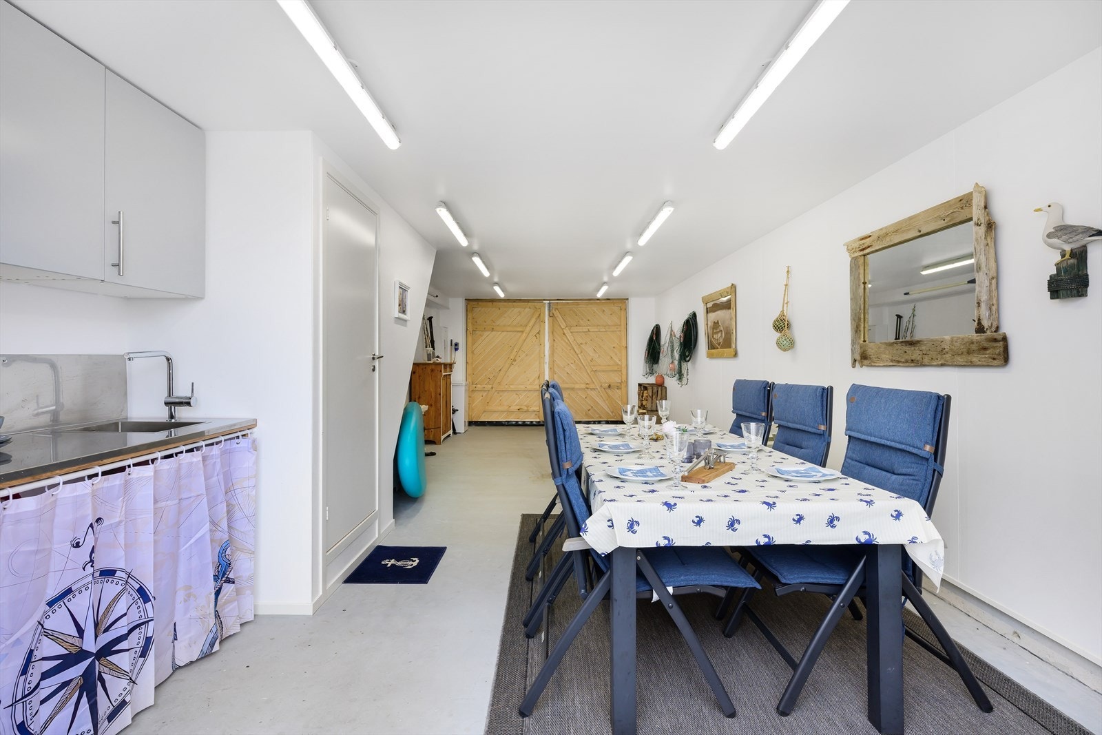 Gode muligheter for å dekke langbord og invitere på krabbefest, reker eller det en måtte ønske. Galleribilde