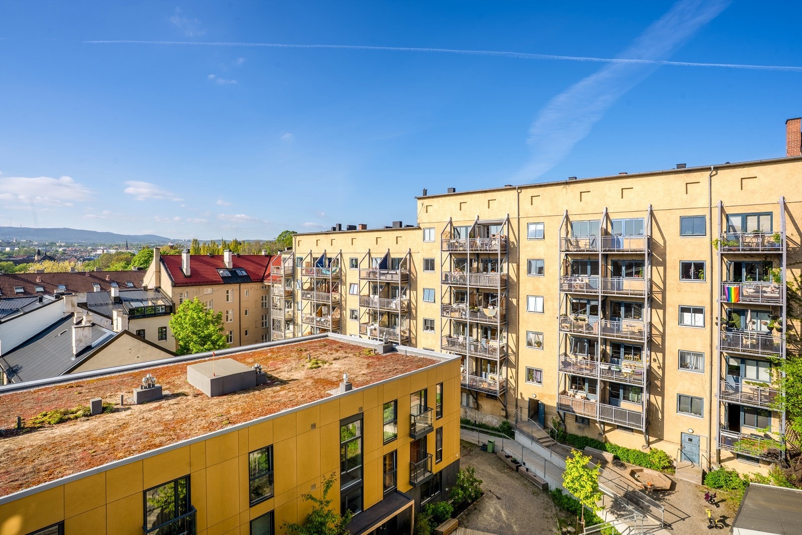 Uteplassen vender mot borettslagets bakgård, og sørger for skjermede og rolige omgivelser, til tross for leilighetens sentrale beliggenhet. Galleribilde