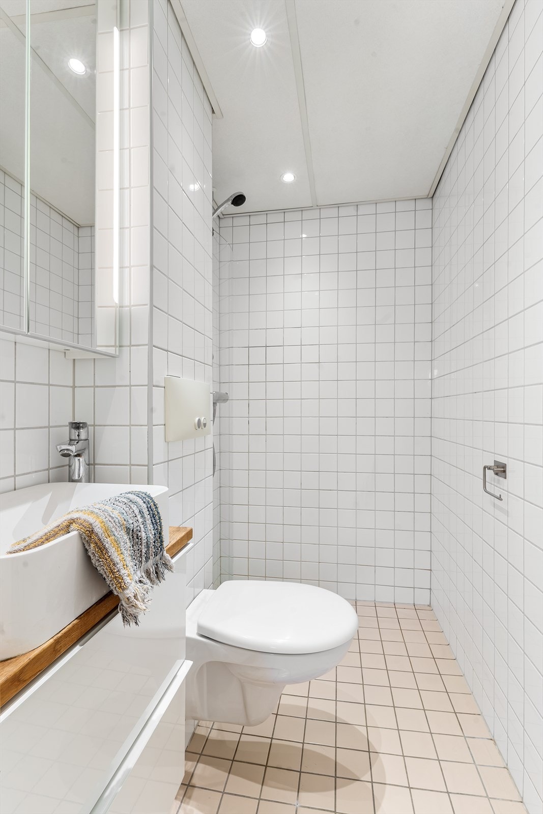 Badet er pusset opp i regi av borettslaget i 2005 i en tidsnøytral utførelse med lyse fliser på vegger og gulv. Varmekabler i baderomsgulv. Galleribilde