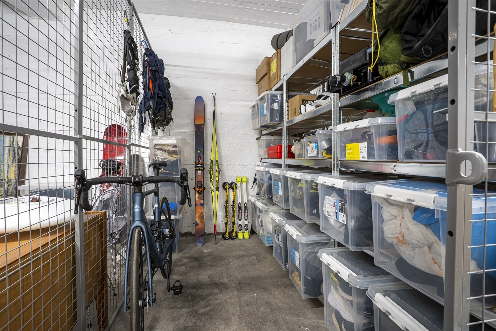 Leiligheten disponerer en meget romslig og praktisk sportsbod i kjeller. Galleribilde