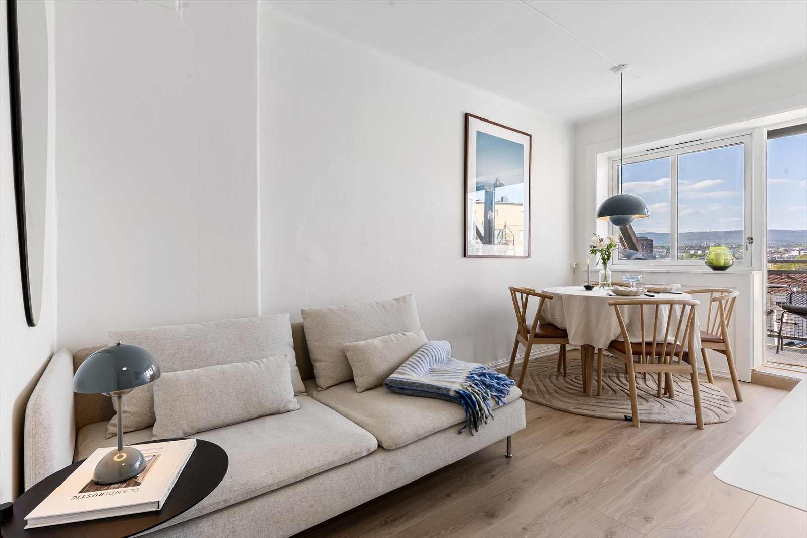 Leiligheten oppleves lys og innbydende med en stilren og moderne standard hvor du kan flytte rett inn og bo godt fra første stund. Galleribilde