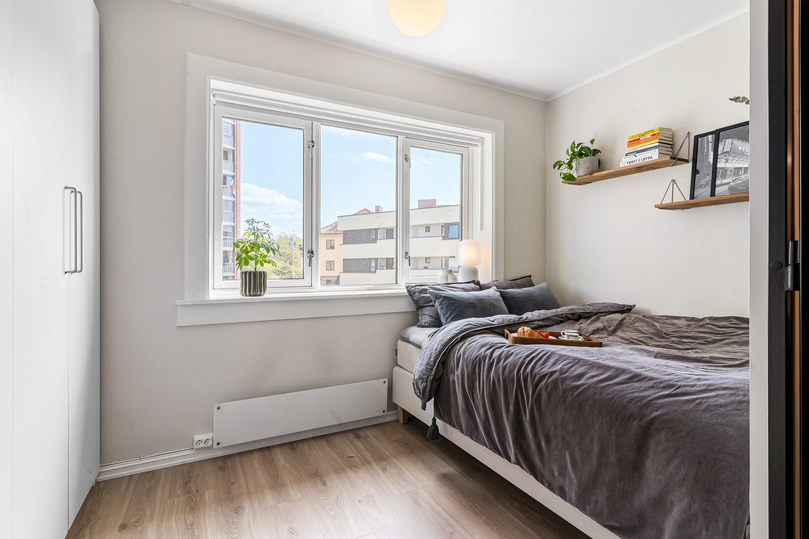 Rommet er av fin størrelse, med plass til dobbeltseng og gode muligheter for klesoppbevaring i garderobe t.v. Galleribilde