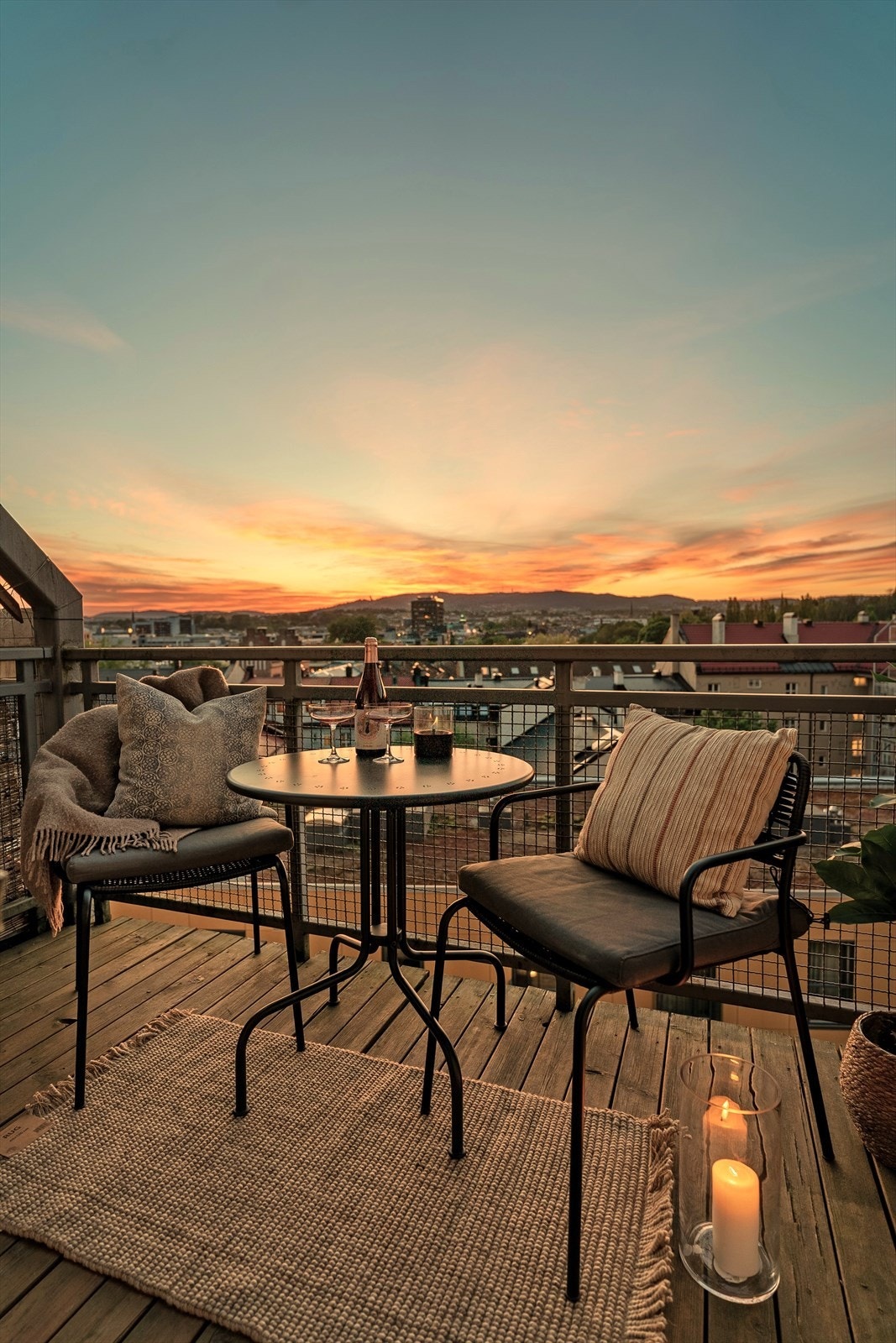 Fra balkongen har man sol helt til den går ned bak horisonten ved Holmenkollbakken. Galleribilde