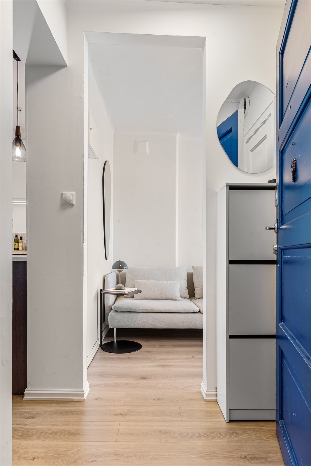 Mellomgang/entré sett mot stue, og inngang til bad t.h. Galleribilde