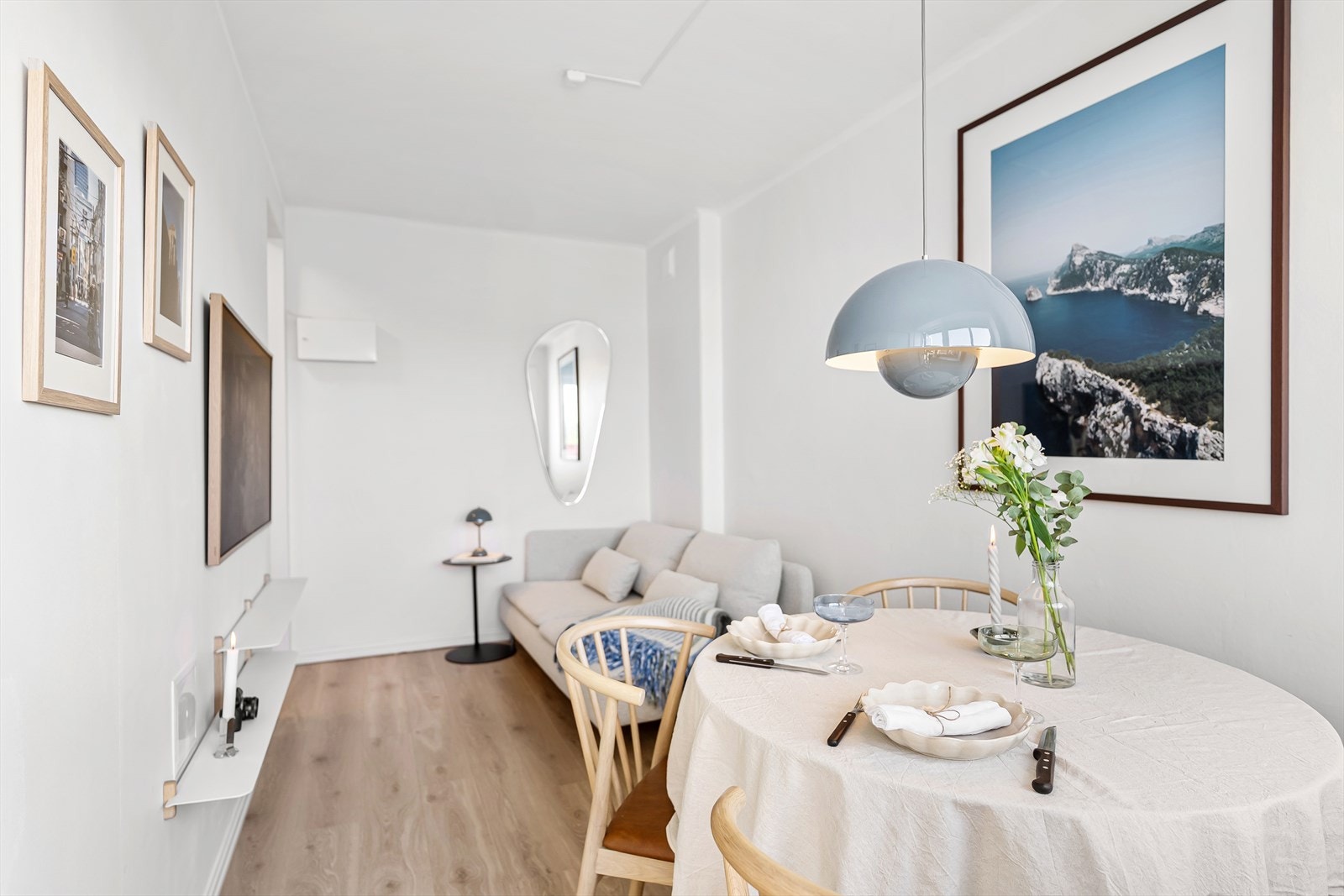 De gode vindusflatene kombinert med beliggenheten i 4. etasje sørger for gode lysforhold i leiligheten. Galleribilde