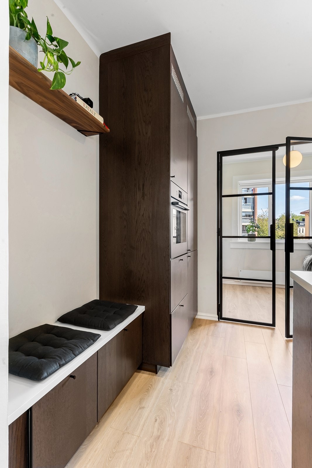 Hver kvadratmeter er utnyttet til det fulle med en praktisk sittebenk i nær tilknytning til entreen. Galleribilde