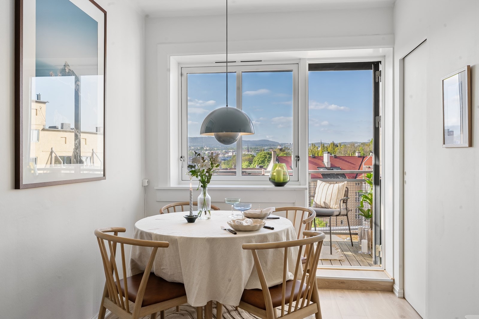 Stuen rommer både sofahjørne og spiseplass, med balkongen som en herlig forlengelse av det sosiale rommet. Galleribilde