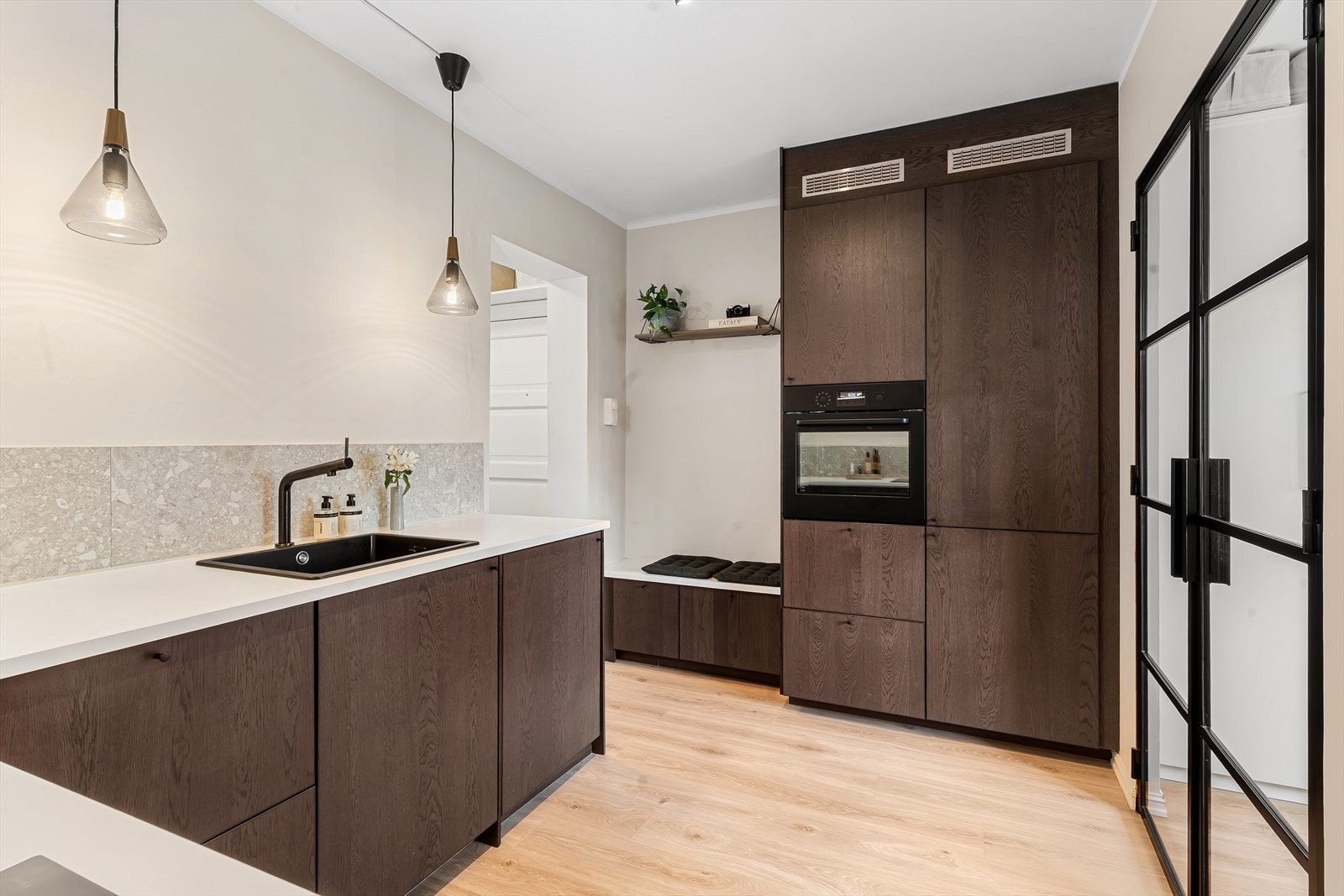 Det moderne og lekre kjøkkenet er fra 2022 og byr på rikelig med både skap- og benkeplass. Galleribilde