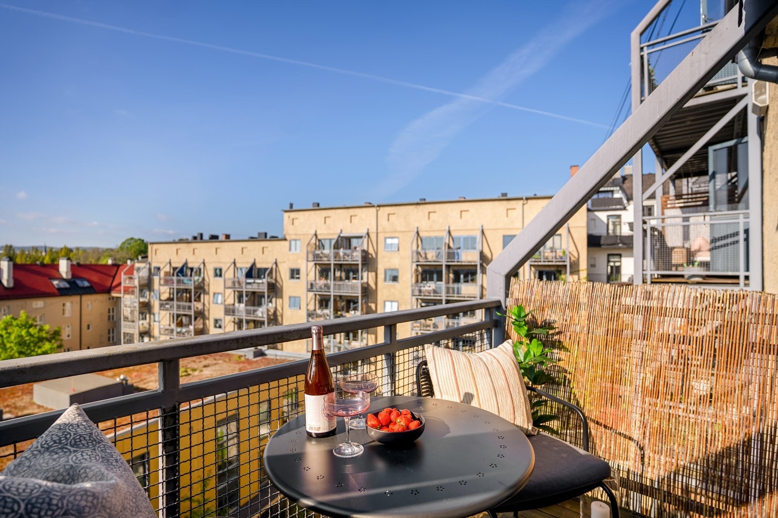 Balkongen er på ca. 4 m2, og byr på ettermiddags- og kveldssol. Her kan du nyte mange fantastiske solnedganger. Galleribilde