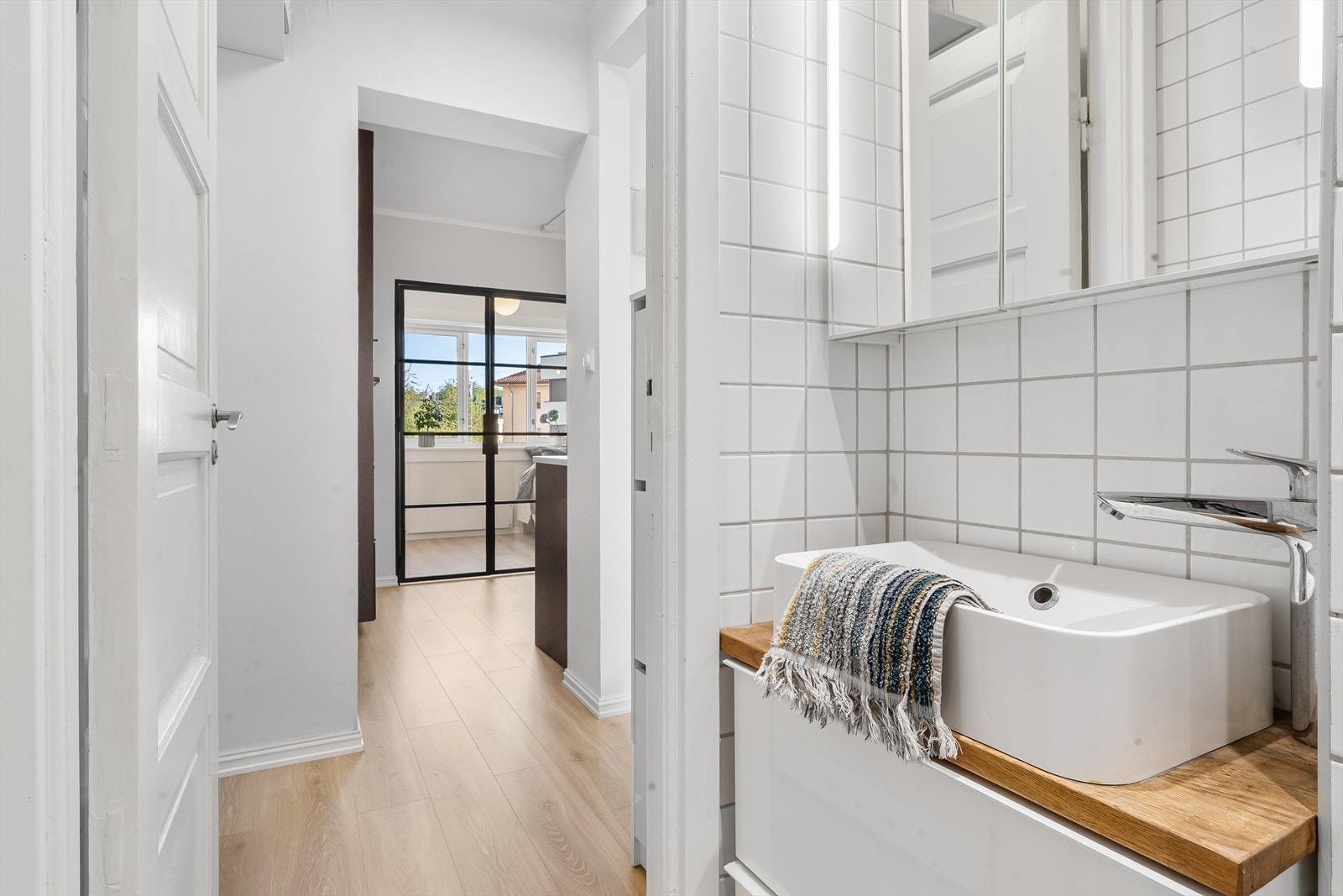 Sett fra bad mot mellomgang/entré og videre inn mot kjøkken. Galleribilde