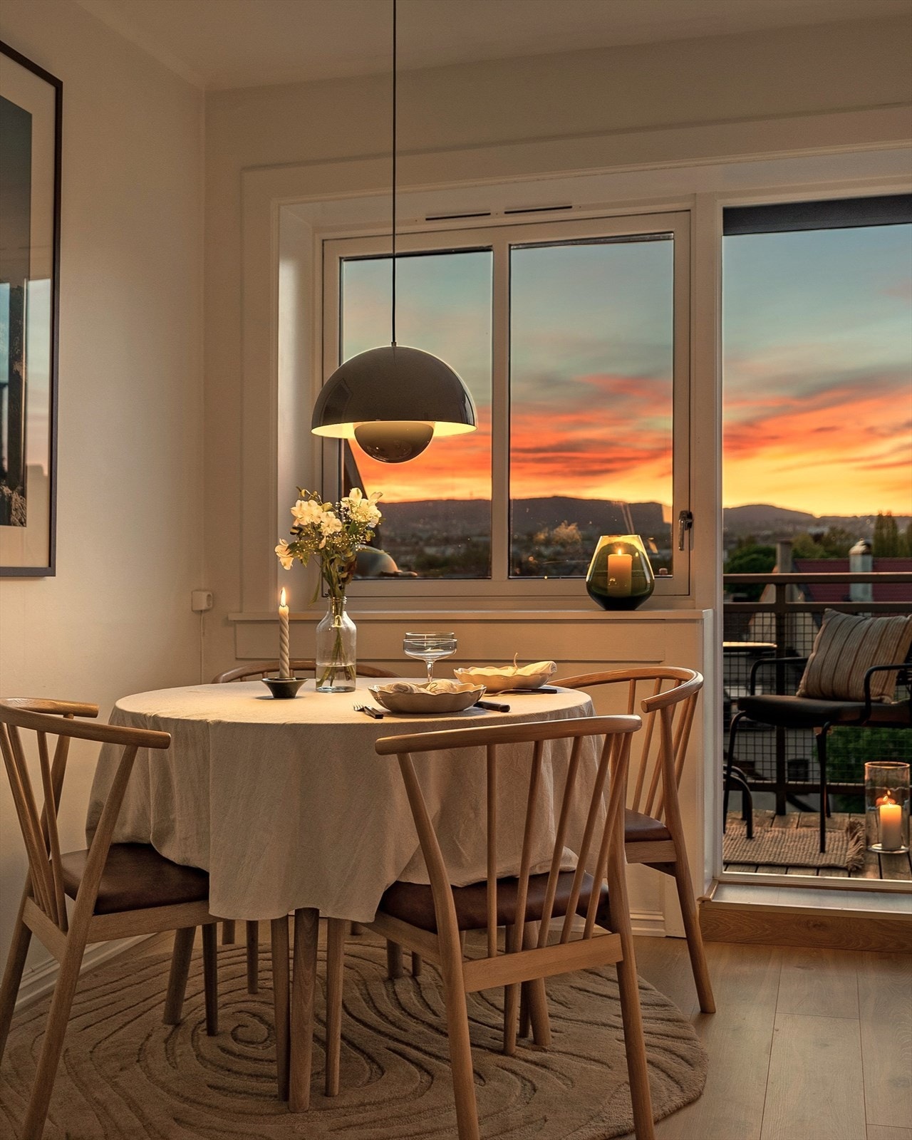 Spiseplassen finner sin naturlige plass ved vinduet - En fin plass å nyte sosiale lag. Galleribilde