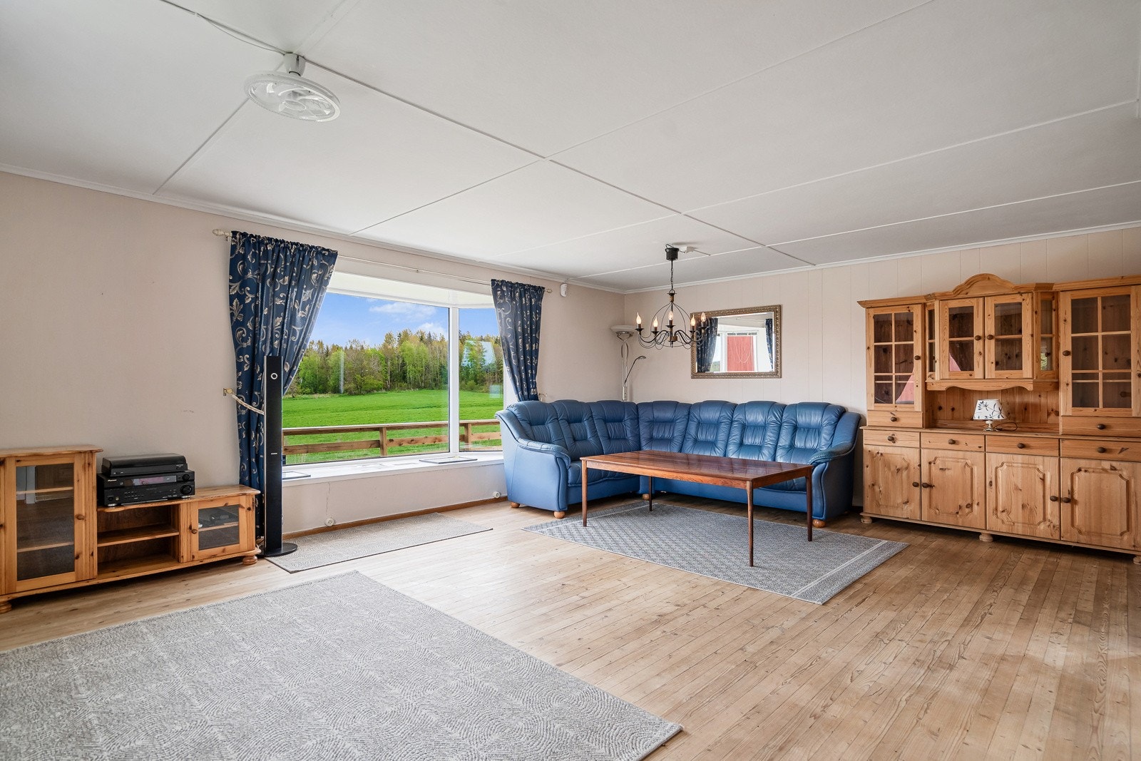 Romslig, lys stue med flere møbleringsmuligheter Galleribilde